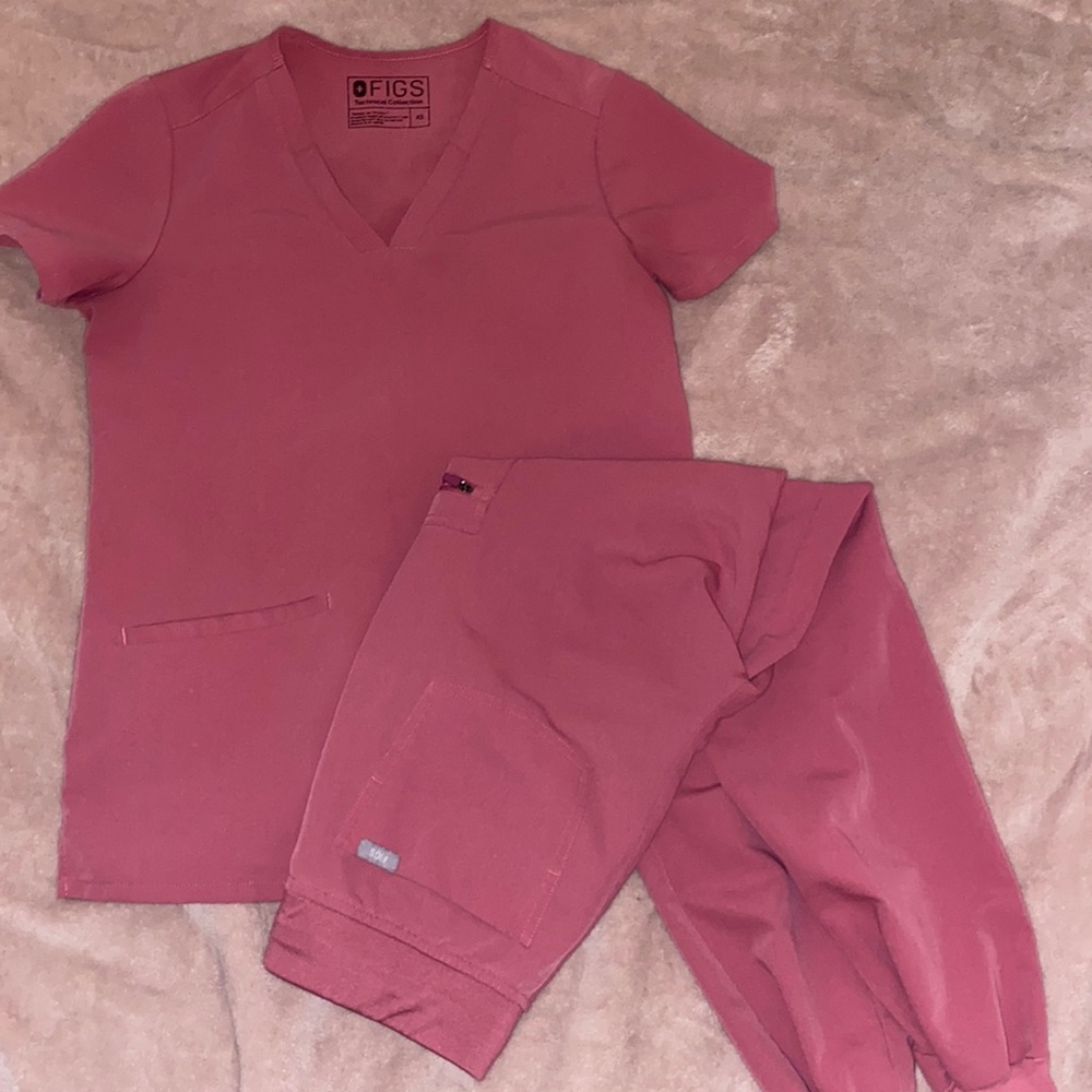 FIGS quartz jogger scrub pants and three-pocket scrub top in size XS